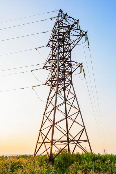 Hoogspanning lijn en avondlucht — Stockfoto