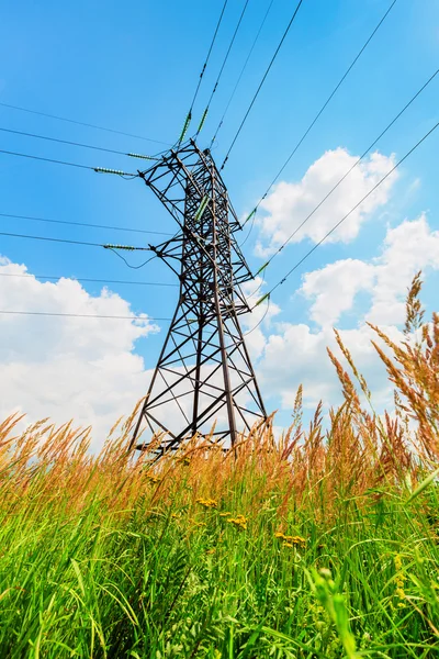 Ligne haute tension et ciel bleu — Photo