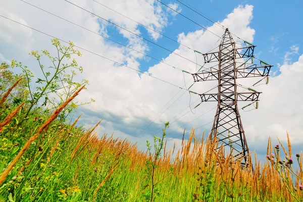 Hoogspanning lijn en bewolkte hemel — Stockfoto