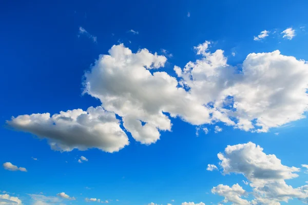 Weiße Wolken am blauen Himmel — Stockfoto