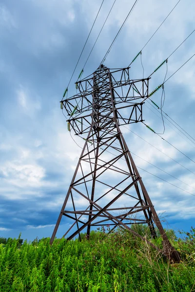 Línea de alto voltaje y nubes eléctricas —  Fotos de Stock