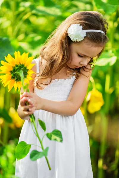 Giovane ragazza con girasole — Foto Stock