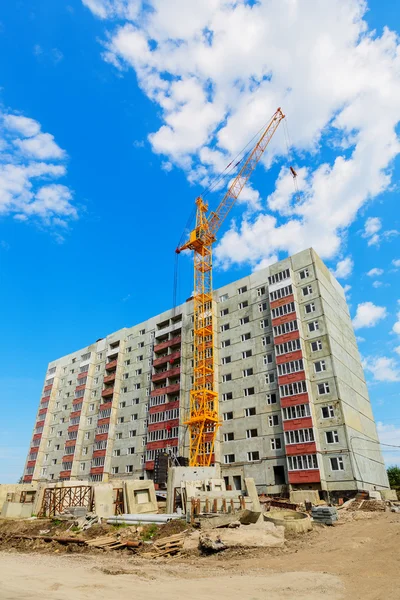 Lakóház és a torony daru az építkezésen — Stock Fotó