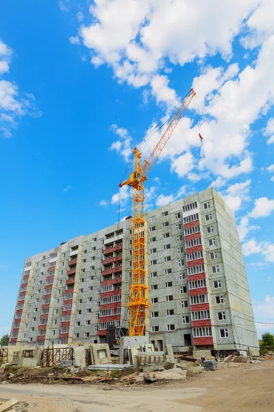 Dwelling house and tower crane on the construction site — Stock Photo, Image