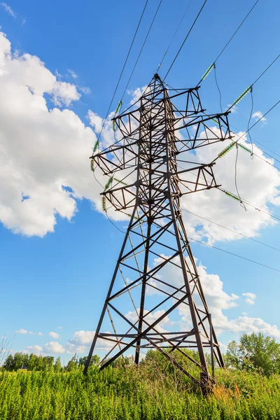 Linea ad alta tensione e cielo blu — Foto Stock