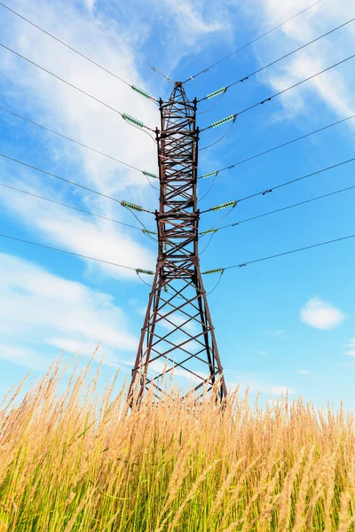 Ligne haute tension et ciel nuageux — Photo