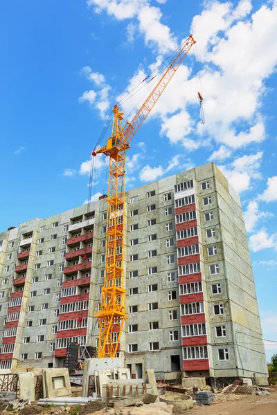 Boningshuset och tornkran på byggarbetsplatsen — Stockfoto