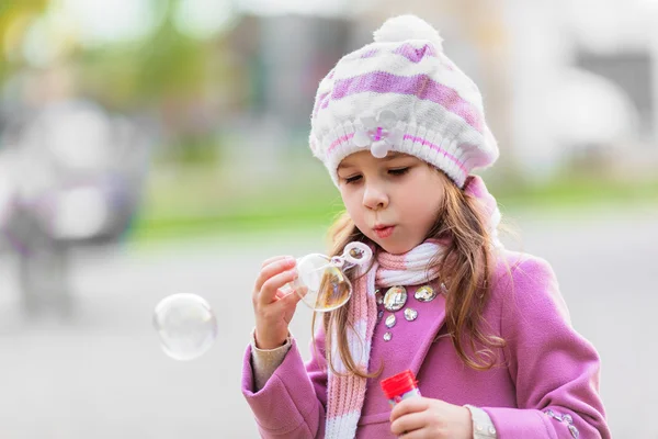 Bambina soffiando bolle — Foto Stock