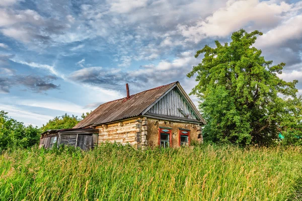 Gammal lantlig hut — Stockfoto