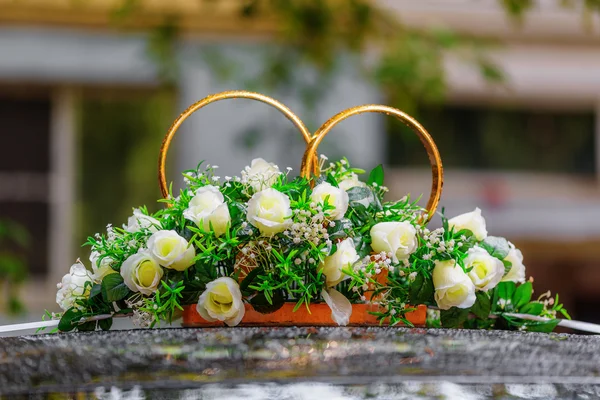 Anillos de boda decorados con flores — Foto de Stock