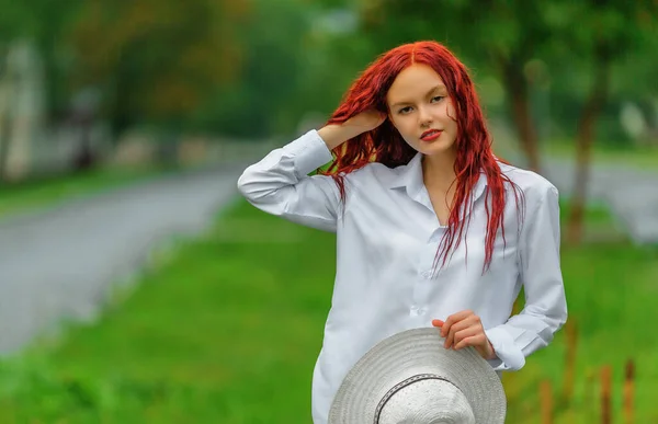 Hermosa Chica Adolescente Camisa Blanca Masculina Con Sombrero Las Manos Fotos de stock libres de derechos