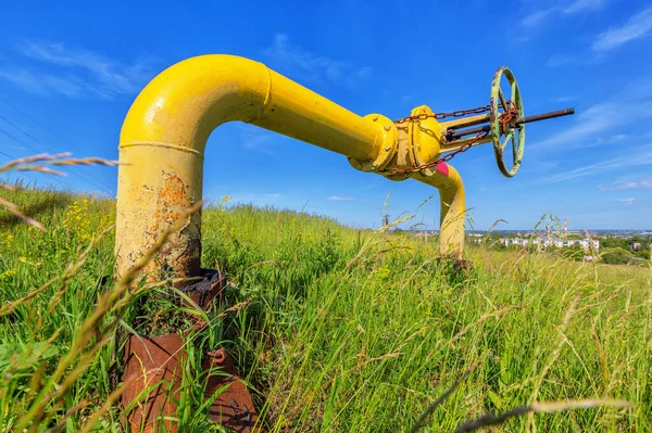 Afsluiter Pijp Onder Het Gras Onder Bewolkte Hemel Stockafbeelding