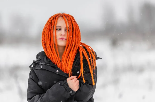 Ελκυστική Νεαρή Κοκκινομάλλα Γυναίκα Χειμώνα Ρηχό Dof — Φωτογραφία Αρχείου