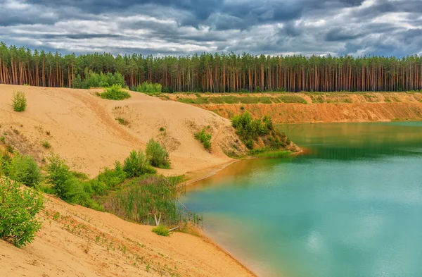 砂の採石場で美しい紺碧の湖と森林ライン — ストック写真