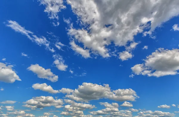 蓝天中积云的景观 免版税图库照片