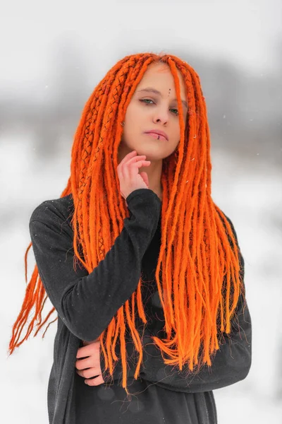 Attraente Giovane Donna Dai Capelli Rossi Inverno Dof Poco Profondo Foto Stock