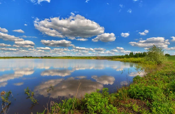 Spiegelglatter Teich Unter Blauem Bewölkten Himmel Sommertagen Russische Landschaft lizenzfreie Stockbilder