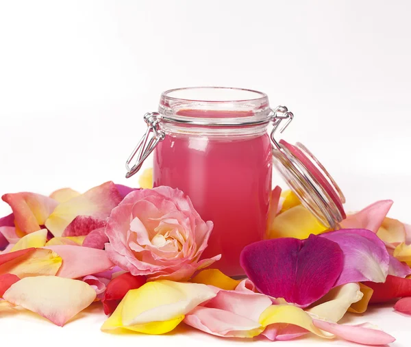 Água rosa aromática e pétalas — Fotografia de Stock