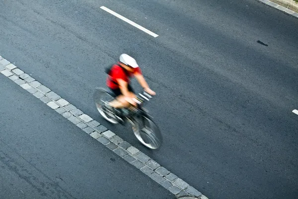 Homme vélo sur la rue de la ville, flou de mouvement — Photo