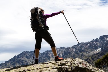 kadın sırt Dağları ile hiking