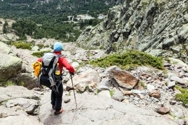 kadın sırt çantasında Korsika Dağları ile hiking