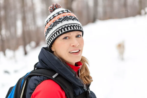 Woman hiking in winter forest — Stock Photo, Image