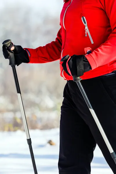 Donna nordic walking in inverno, sport all'aria aperta e fitness, salute — Foto Stock
