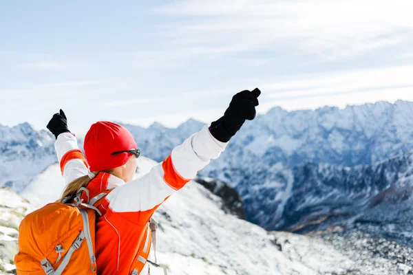 Wandelen succes, vrouw in winter bergen — Stockfoto