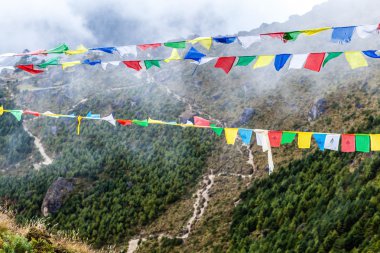Nepal ve ve Tibet dua bayrakları Dağları
