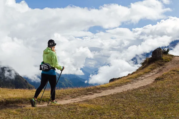 Escursionista donna passeggiando nelle montagne dell'Himalaya, Nepal — Foto Stock