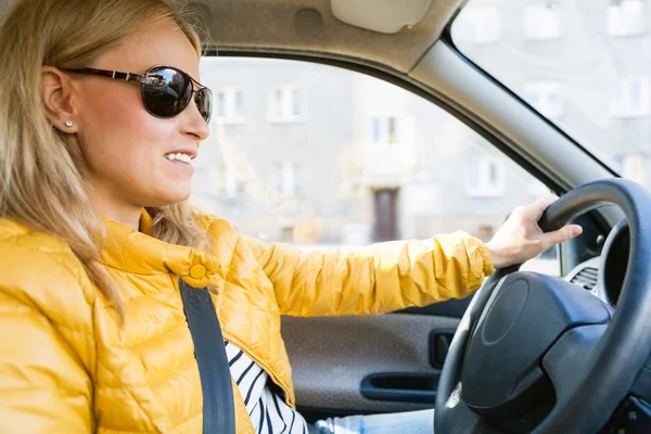 Carro de condução mulher — Fotografia de Stock