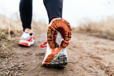 yürüme veya bacaklar spor ayakkabı çalışan
