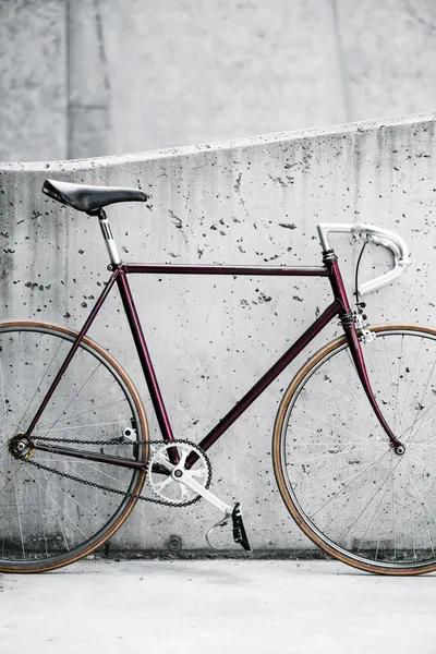 Городской велосипед и бетонная стена, винтажный стиль — стоковое фото