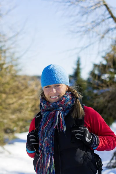 女人名徒步旅行者在冬天山上散步 — 图库照片