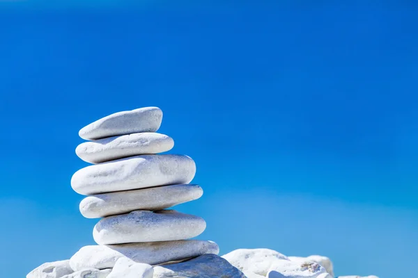 Stenen evenwicht, pebbles stapel over blauwe zee in Kroatië. — Stockfoto