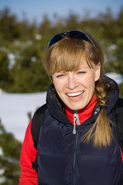 Escursionista donna in montagna invernale — Foto Stock