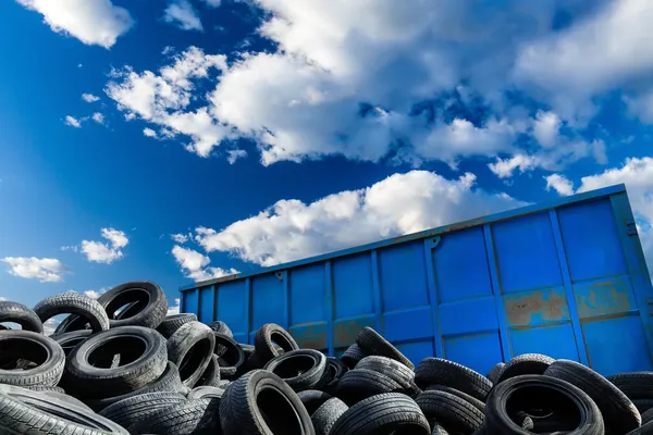Negócios de reciclagem, contêineres e pneus — Fotografia de Stock