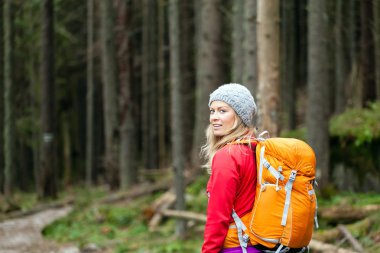 Ormanda yürüyüş yapan kadın.