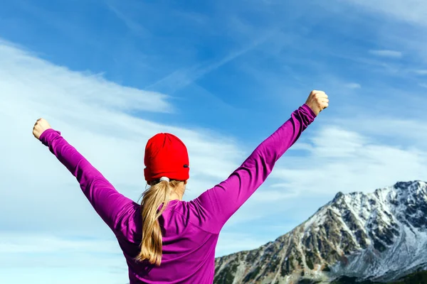 Senderismo éxito, mujer en las montañas de invierno — Foto de Stock