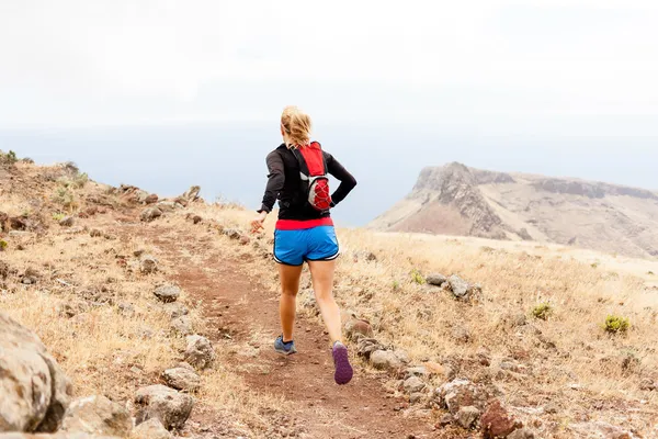 Trilha jovem mulher correndo nas montanhas — Fotografia de Stock