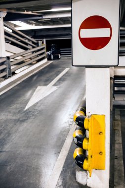 Geceleri araba ile kapalı otopark