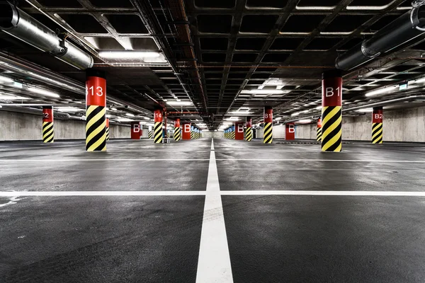 Estacionamento garagem interior subterrâneo — Fotografia de Stock