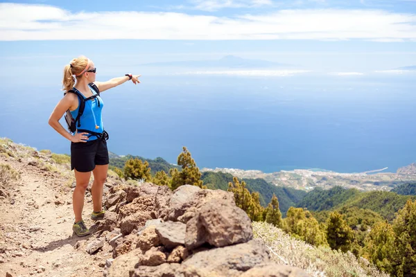 Escursionista donna, corridore nelle montagne estive — Foto Stock