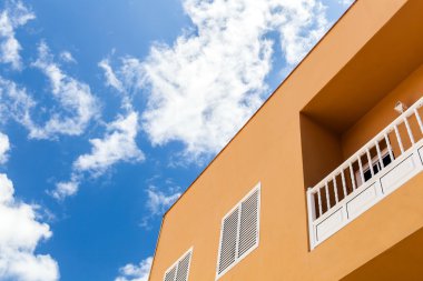 Daire, ev ve mavi gökyüzü