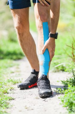 kinesiotape ile koşan adam