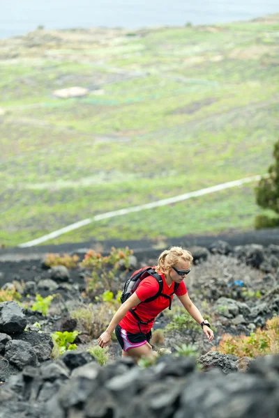 Hiking woman, runner in summer mountains — Stock Photo, Image