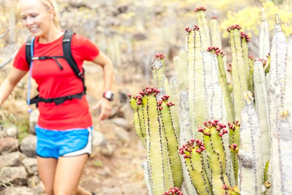Νεαρή γυναίκα trail running μέσα βουνά — Φωτογραφία Αρχείου
