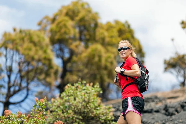 Wanderin, Läuferin in den Sommerbergen — Stockfoto