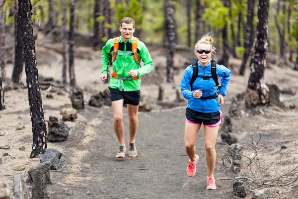 Coppia trail running nella foresta — Foto Stock