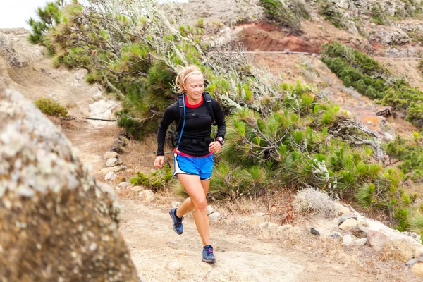 Жінка стежка біжить в горах — стокове фото